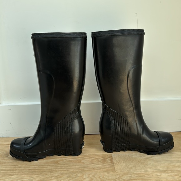 Sorel Joan Tall Wedge Rain Boots Knee High Waterproof, black size 7.5. Worn once - Picture 2 of 5